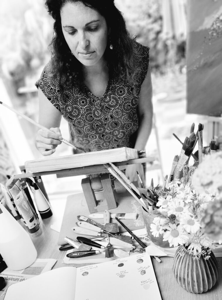 LiseDeBruges peint sur un petit format LiseDeBruges peint dans son atelier